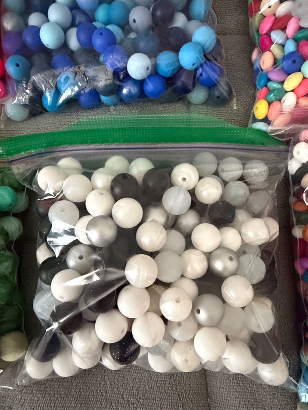 Assortment of silicone beads 15mm and 12mm perfect for crafting - Picture 7 of 16